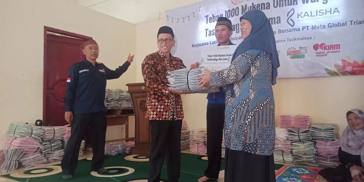 Ketua PD Muhammadiyah Kabupaten Tasikmalaya, H. Iwa Kurniawan, menyerahkan bantuan mukena Kalisha kepada salah seorang penerima manfaat perwakilan dari Kecamatan Singaparna. (Dok. DFK)