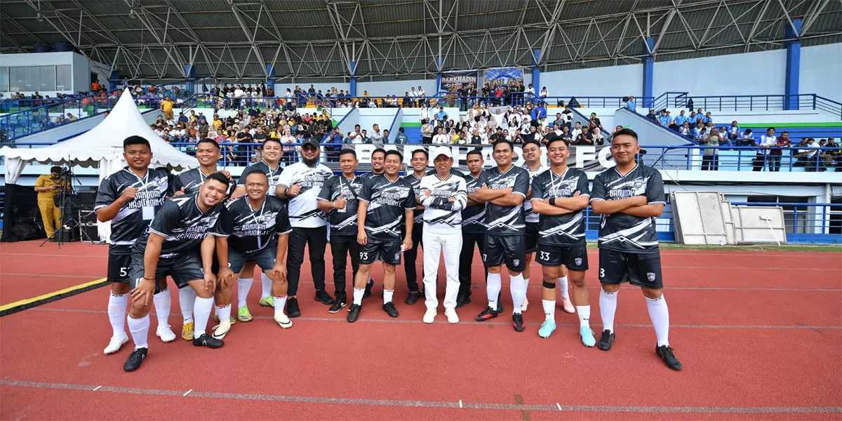 Gubernur Jawa Barat Dedi Mulyadi membuka Liga Sabrengna 2026 di Stadion Arcamanik, Senin (30/3/2026), dorong kolaborasi antarperangkat daerah. (Dok. Humas Jabar)