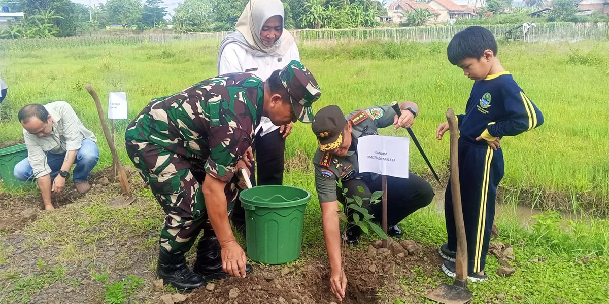 Kegiatan penanaman pohon dalam rangka HUT ke-27 Kabar Priangan yang dipusatkan di Sekolah Luar Biasa Negeri (SLBN Bungursari), Kota Tasikmalaya, Rabu (13/5/2026). (Dok. AMS)