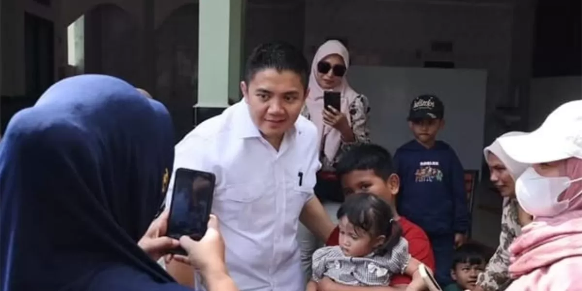 Seskab Teddy masuk tiga besar pejabat dengan penilaian positif versi IPO. Popularitasnya juga tinggi, hanya kalah dari Menkeu Purbaya. (Seskab RI)