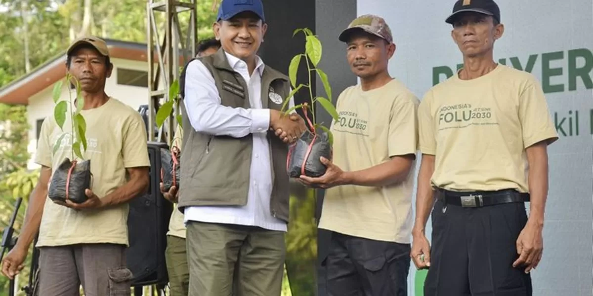 Wakil Menteri Kehutanan (Wamenhut) Rohmat Marzuki mendorong model konservasi berbasis masyarakat seperti yang diterapkan di kawasan Taman Nasional Gunung Halimun Salak (TNGHS) dapat direplikasi di berbagai daerah di Indonesia (kehutanan.go.id)