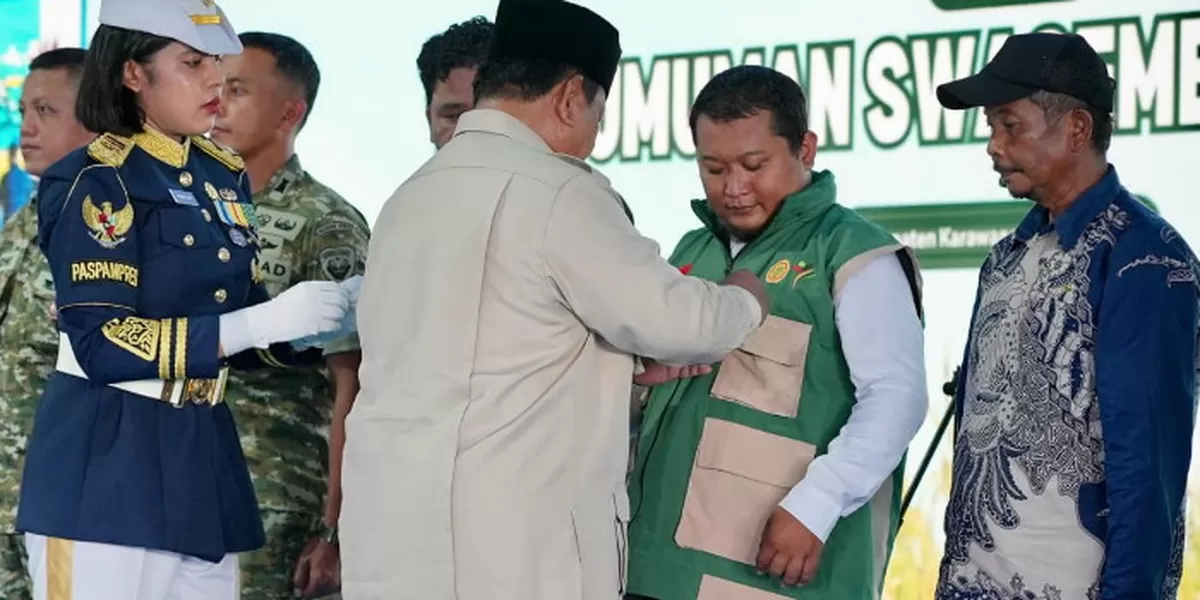 anggota Kelompok Tani Ciraden, Campaka, Kabupaten Cianjur menerima penghargaan Satyalancana Wirakarya Prabowo (Promedia Teknologi Indonesia)