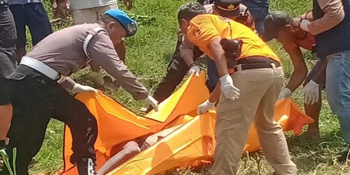 Pria bertato tanpa identitas ditemukan tewas tersangkut di Sungai Megaluh, Jombang (dok.istimewa)