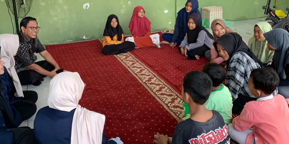 Mahasiswa Universitas PGRI Jombang menjalankan Program LASKARA untuk meningkatkan literasi dan kepercayaan diri anak LKSA Ar Ridlo (dok.istimewa)