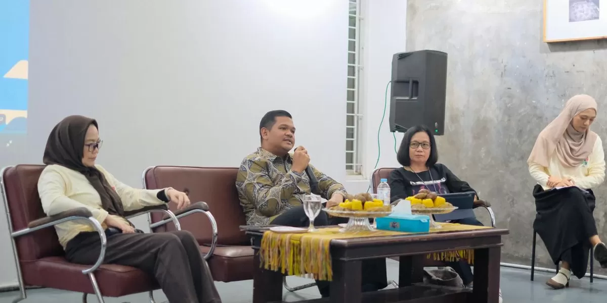 Bupati Bantaeng M Fathul Fauzy Nurdin jadi pembicara di diskusi jurnalisme.