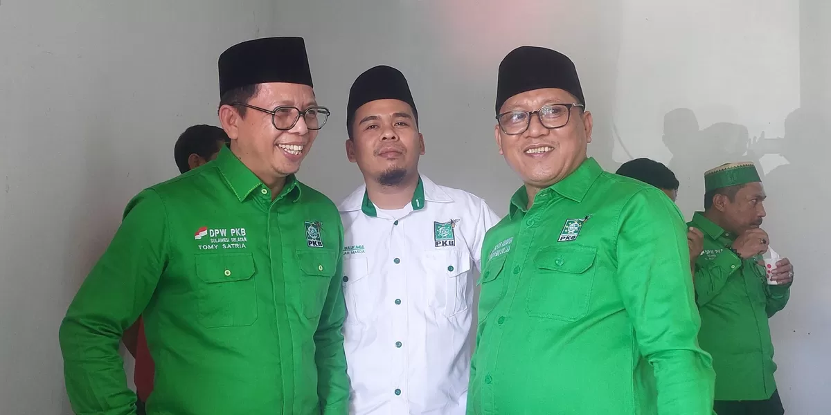 Dua calon Ketua DPC PKB Bulukumba Tomy Satria Yulianto dan Fahidin HDK sama-sama berkacamata.