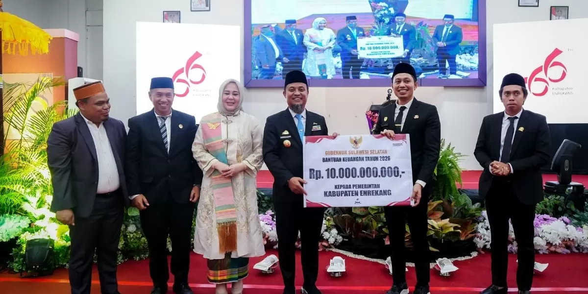 Gubernur Sulsel Andi Sudirman Sulaiman serahkan bantuan di Hari Jadi Enrekang ke-66 tahun.