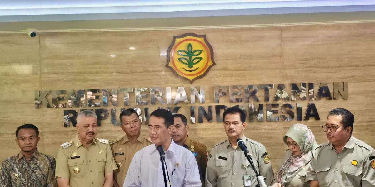 Bupati Bulukumba Andi Muchtar Ali Yusuf dampingi Menteri Pertanian Andi Amran Sulaiman saat memberikan keterangan pers. 