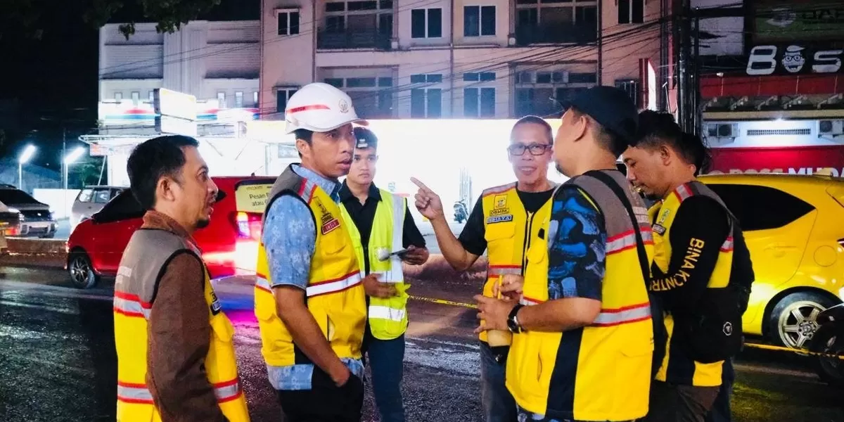 Kadis Bima Marga dan Bina Kontruksi Ir. H. Andi Ihsan pantau langsung pengerjaan jalan Aroepala.