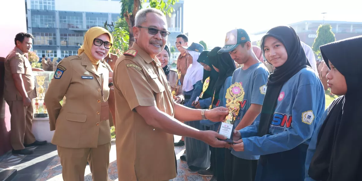Sekda Bulukumba Muh Ali Saleng menyerahkan hadiah untuk siswa SLB Bulukumba.