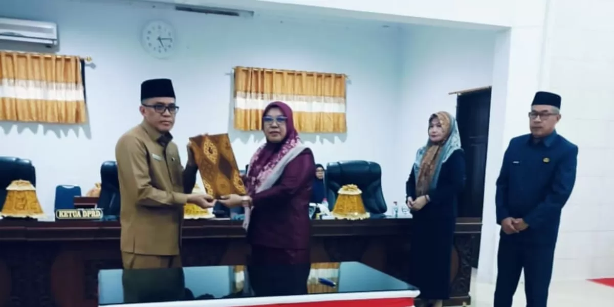 DPRD Bantaeng serahkan rekomendasi LKPJ Kepala Daerah tahun 2025 kepada Sekda Bantaeng Abdul Wahab.