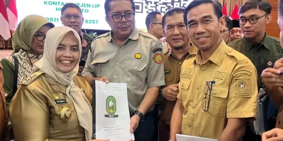 Bupati Sinjai Hj Ratnawati Arif menyerahkan proposal program ke Dirjen LIP Kementan RI, Dr. Ir. Hermanto.