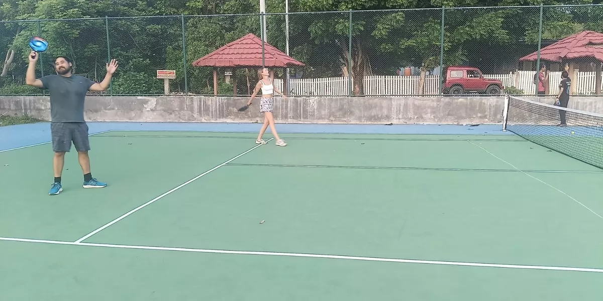 Wisatawan asing berolahraga di lapangan tennis Tanjung Bira, Bulukumba.