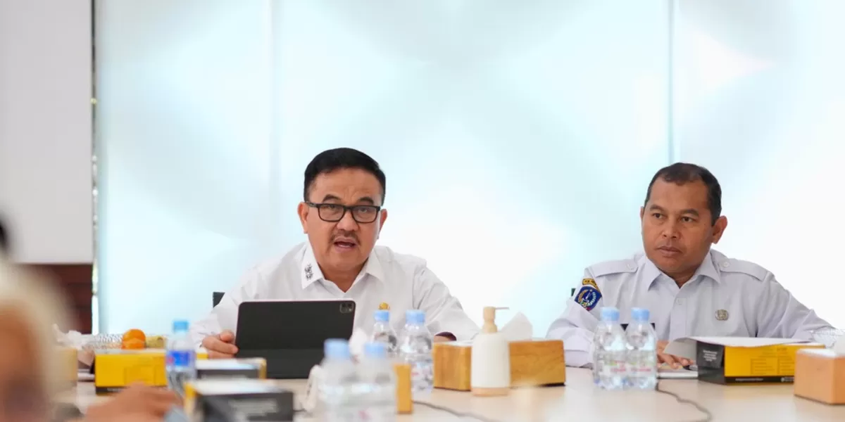 Sekda Sulsel Jufri Rahman Kadis Tenagakerja Sulsel Jahadi Nas.