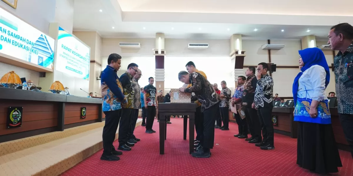 Sekda Sulsel Jufri Rahman teken bersama program pengelolaan sampah di Sulsel.