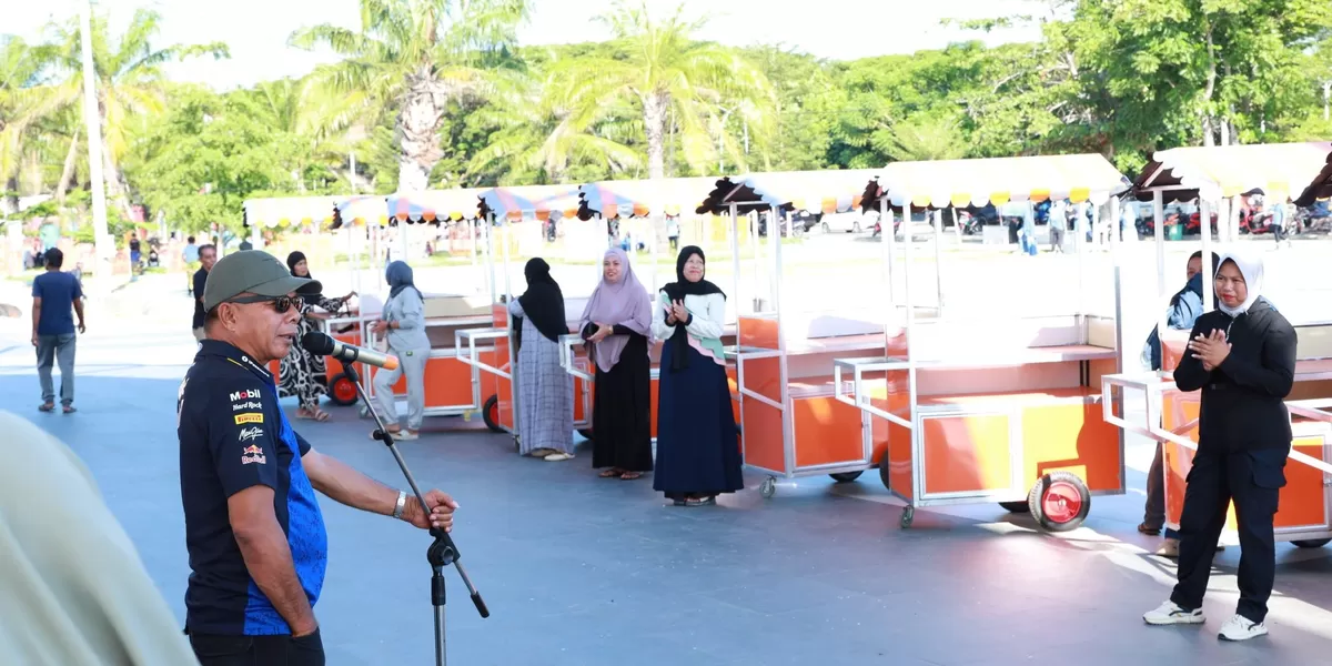 Bupati Bulukumba Andi Muchtar Ali Yusuf (Andi Utta) menyerahkan bantuan gerobak kepada UMKM Pantai Merpati.