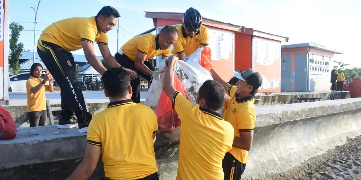 Personel Polres Bulukumba lakukan aksi Jumat Bersih di Pantai Merpati.
