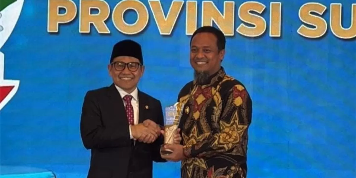 Menteri Koordinator Pemberdayaan Masyarakat (Menko PM) RI, Abdul Muhaimin Iskandar menyerahkan penghargaan kepada Gubernur Sulsel Andi Sudirman Sulaiman.