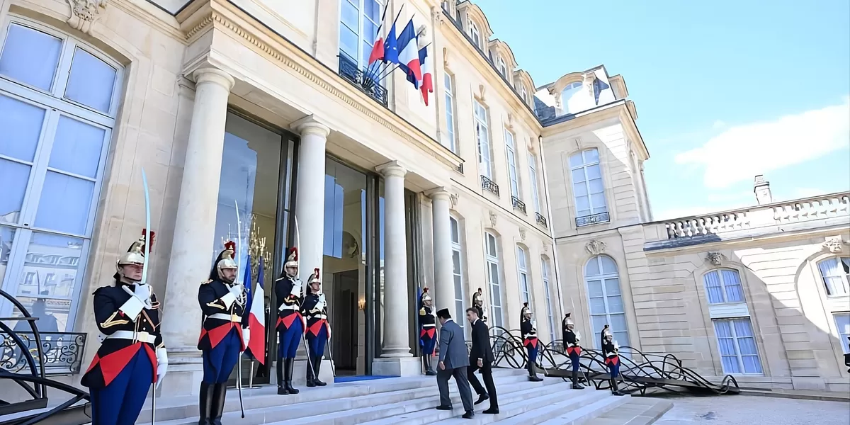 Prajurit Istana &Eacute;lys&eacute;e iringi Presiden Prabowo dan Macron saat memasuki istana negara