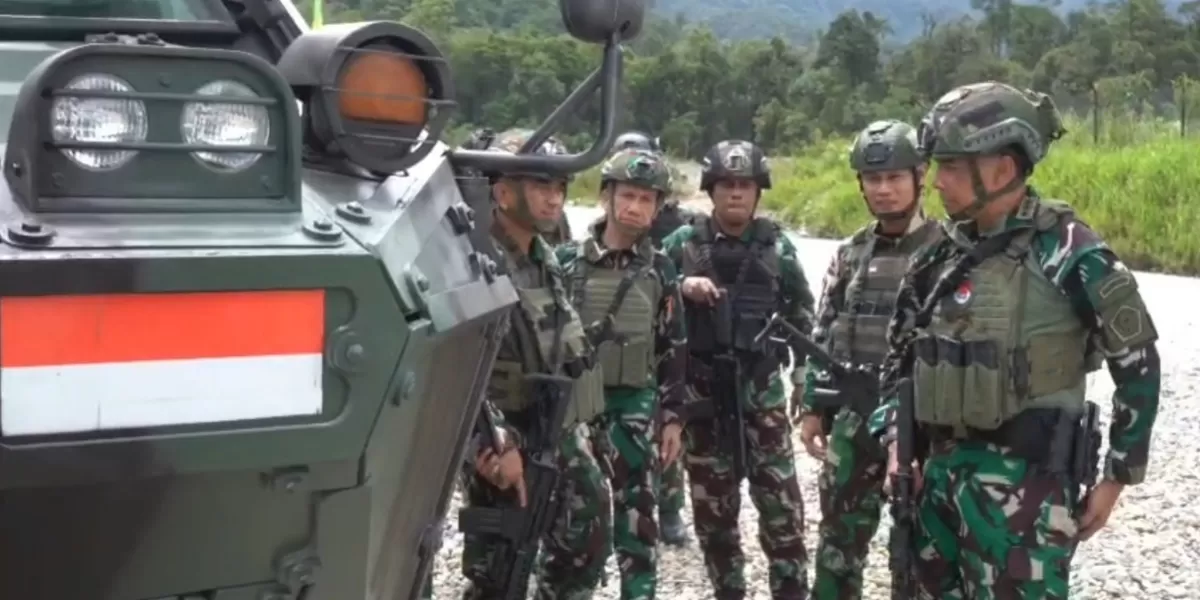 Letnan Jenderal TNI Lucky Avianto, Panglima Kogabwilhan III, meninjau langsung kesiapan personel TNI yang berjaga di titik pengamanan kawasan operasional PT Freeport Indonesia, Papua, Jumat (17/4/2026).