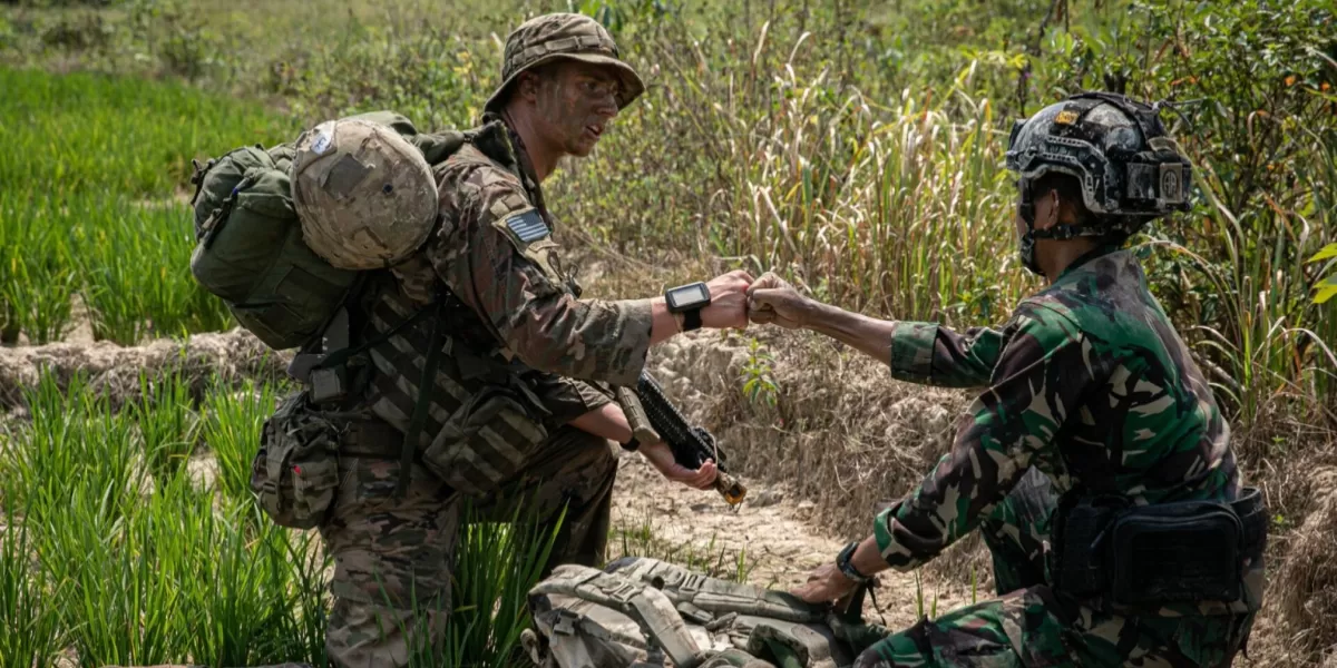 Prajurit TNI dan pasukan AS dalam latihan gabungan Super Garuda Shield, fondasi bertahun-tahun yang kini resmi naik kelas lewat MDCP. (Defence Security Asia)