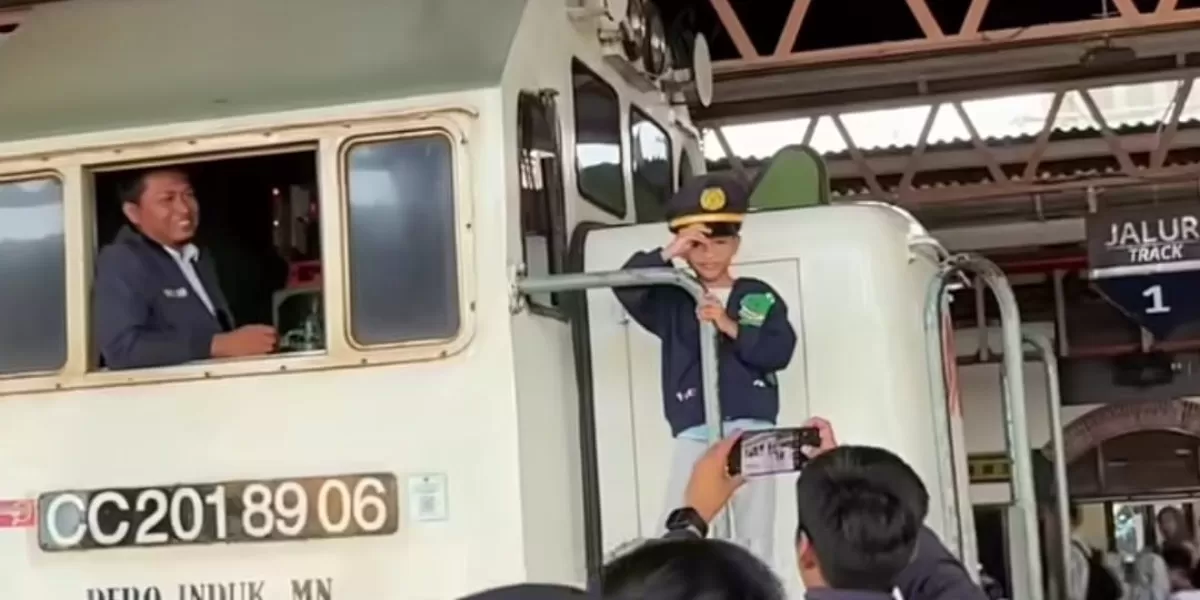 Momen viral anak kecil yang berfoto di lokomotif kereta api. (Dok. Instagram/fuadihassan)
