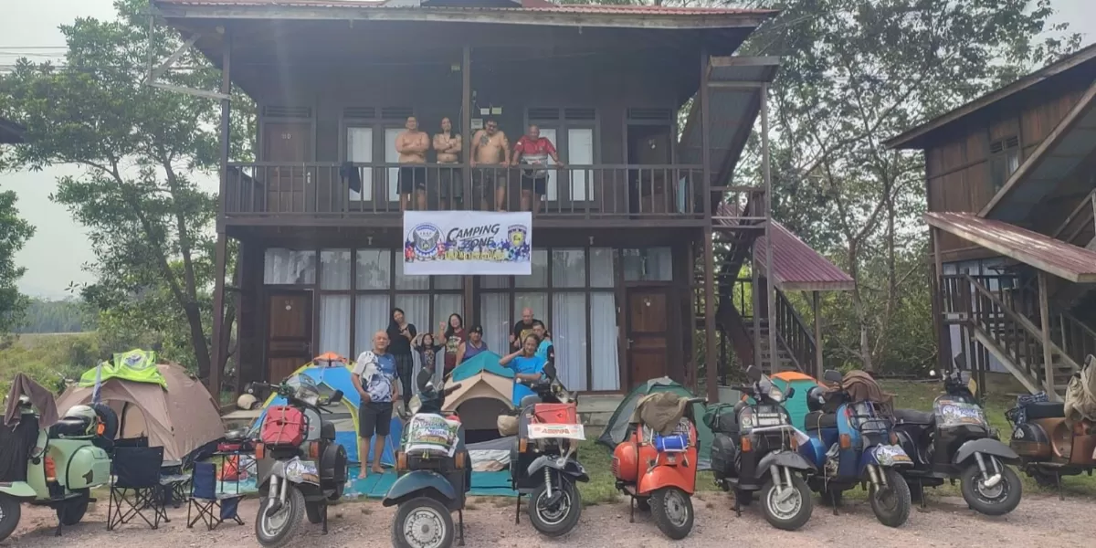 Parade Skuter Borneo XXI kembali menjadi ajang pemersatu para pecinta Vespa dari Indonesia, Malaysia, dan Brunei Darussalam. Ratusan skuteris berkumpul di Temajok, Kabupaten Sambas, tidak hanya untuk menikmati perjalanan, tetapi juga mempererat persaudaraan lintas negara melalui semangat kebersamaan (Pontianak Globe/Stefanus Akim)