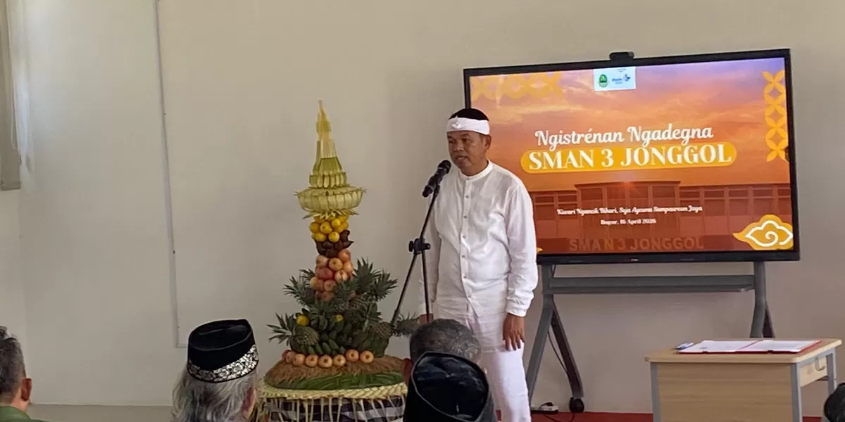 Gubernur Jawa Barat Kang Dedi Mulyadi alias KDM saat berdialog dengan tokoh masyarakat Jonggol, disela acara peresmian gedung baru SMAN 3 Jonggol, Kamis, 16 April 2026. (dok istimewa).