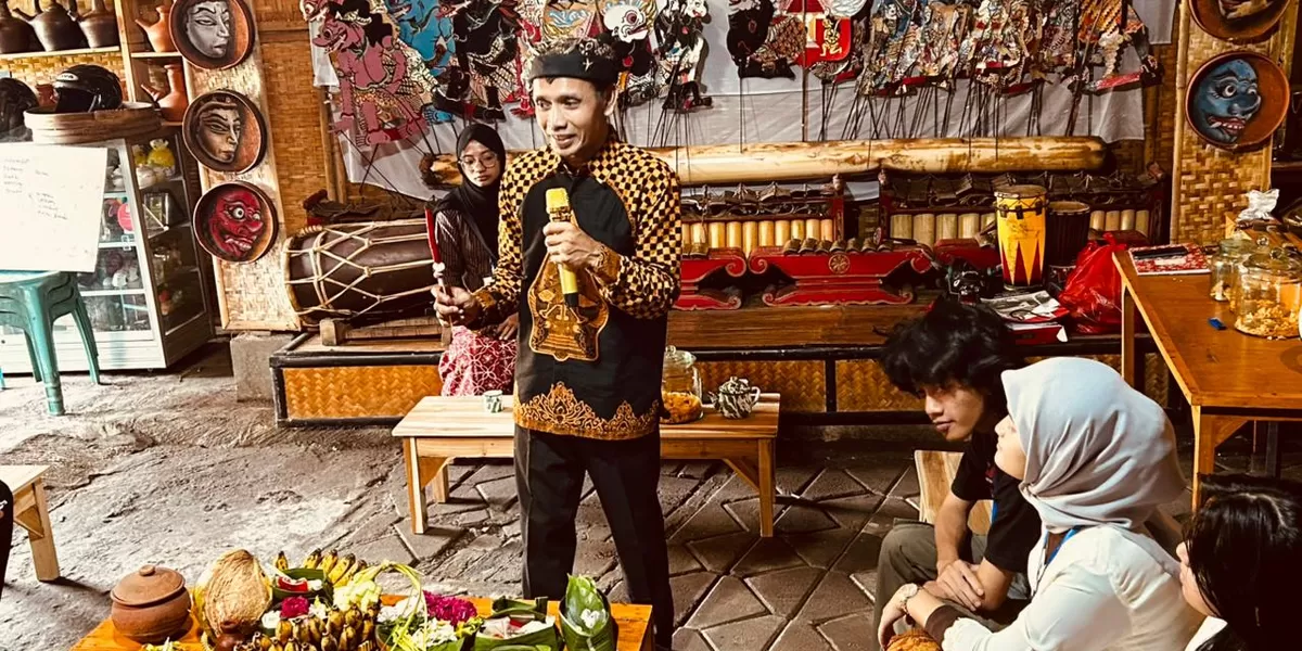Mahasiswa Kuliah Kerja Nyata (KKN) Tematik Universitas Muhammadiyah Malang (UMM) kelompok 14 mengikuti pembelajaran pelestarian tradisi dan ritus budaya Jawa di Kampung Budaya Polowijen, Kota Malang, pada Jumat, 30 Januari 2026. Kegiatan ini dipandu langsung oleh budayawan Malang Ki Demang (HO/KLIKTIMES.COM)