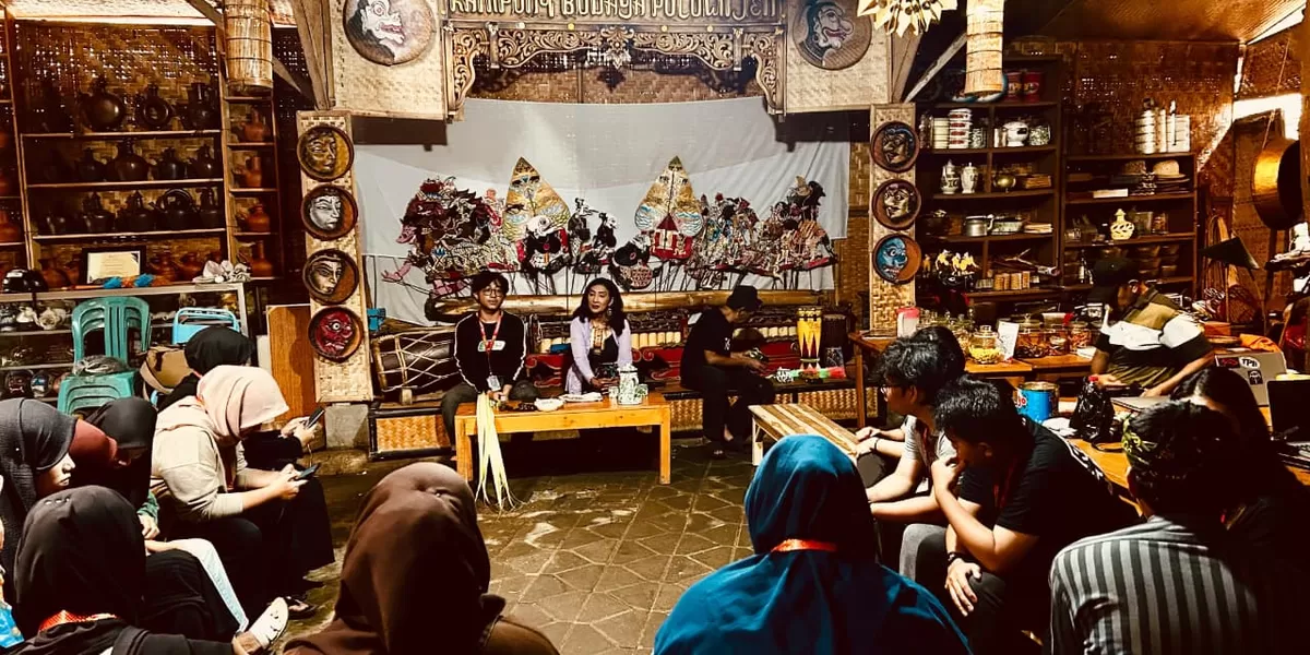 Pada sesi Sinau Budaya siang hari, mahasiswa mendapatkan materi bertema “Mengenal Ragam Kerajinan Tradisional Malang” yang disampaikan oleh Ibu Sulaihah, S.Sos., S.Pd. Dalam pemaparannya, ia menjelaskan berbagai jenis kerajinan tradisional khas Malang, mulai teknik pembuatan, bahan yang digunakan (HO/KLIKTIMES.COM)