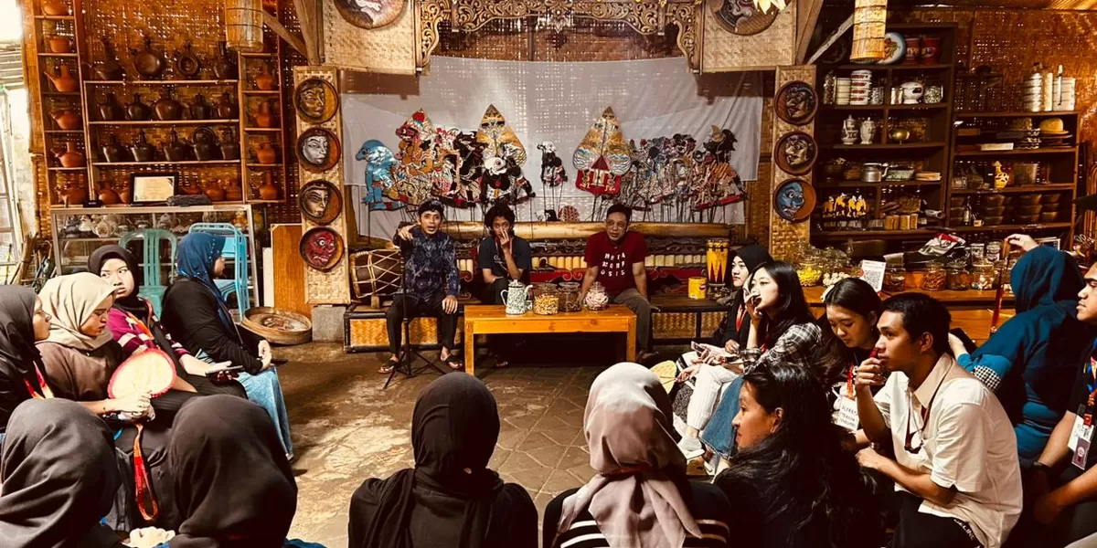 Mahasiswa KKN Universitas Muhammadiyah Malang (UMM) kembali menggelar kegiatan Sinau Budaya pada Senin, 2 Februari 2026, yang berlangsung di Kampung Budaya Polowijen. Kegiatan ini menghadirkan Bapak Abdul Malik, penulis seni budaya sekaligus pengurus Dewan Kesenian Jawa Timur periode 2025&ndash;2030 (HO/KLIKTIMES.COM)