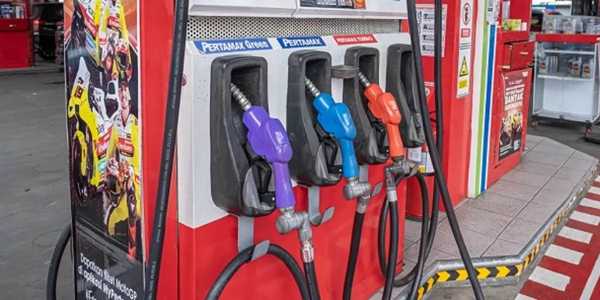 Aktivitas pengisian BBM kendaraan di SPBU mencerminkan kebijakan pembatasan konsumsi energi pemerintah untuk menjaga stabilitas harga BBM Indonesia tahun 2026 di tengah tekanan harga minyak dunia. (Dok. pertaminaretail.com)