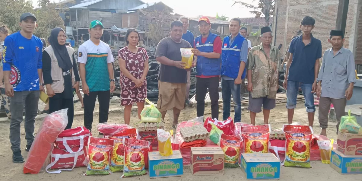 Korban Kebakaran di Matakali, Bupati Polman Salurkan Bantuan Lewat Dinsos  Sosial - Voice Sulawesi