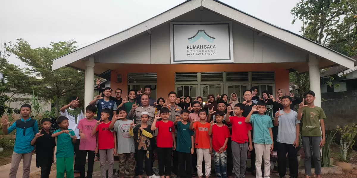 Kapolsek Sungai Ambawang IPTU Reyden Fidel Armada, S.Tr.K., M.H., personel menggelar pembagian buku gratis sekaligus buka puasa bersama pengelola Rumah Baca.