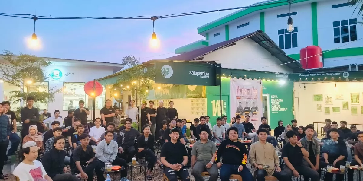 Kegiatan tersebut berlangsung di Cafe 1/2, Jalan Sepakat 2, Pontianak, dan dihadiri puluhan anak muda dari berbagai organisasi dan komunitas.