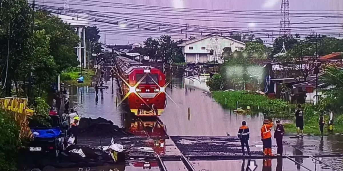 Banjir Surut, Jalur KA Pekalongan&ndash;Sragi Kembali Bisa Dilalui dengan Kecepatan Terbatas Sejak Sabtu Sore
