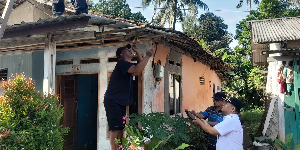 Lurah Jatimulya, Uded Muhidin ikut melakukan melakukan pembongkaran rumah warga penerima bantuan RTLH di RT3/1, Kelurahan Jatimulya, Kecamatan Cilodong, Kota Depok, Rabu (15/4). (AGNESYA WIANDA/RADAR DEPOK)