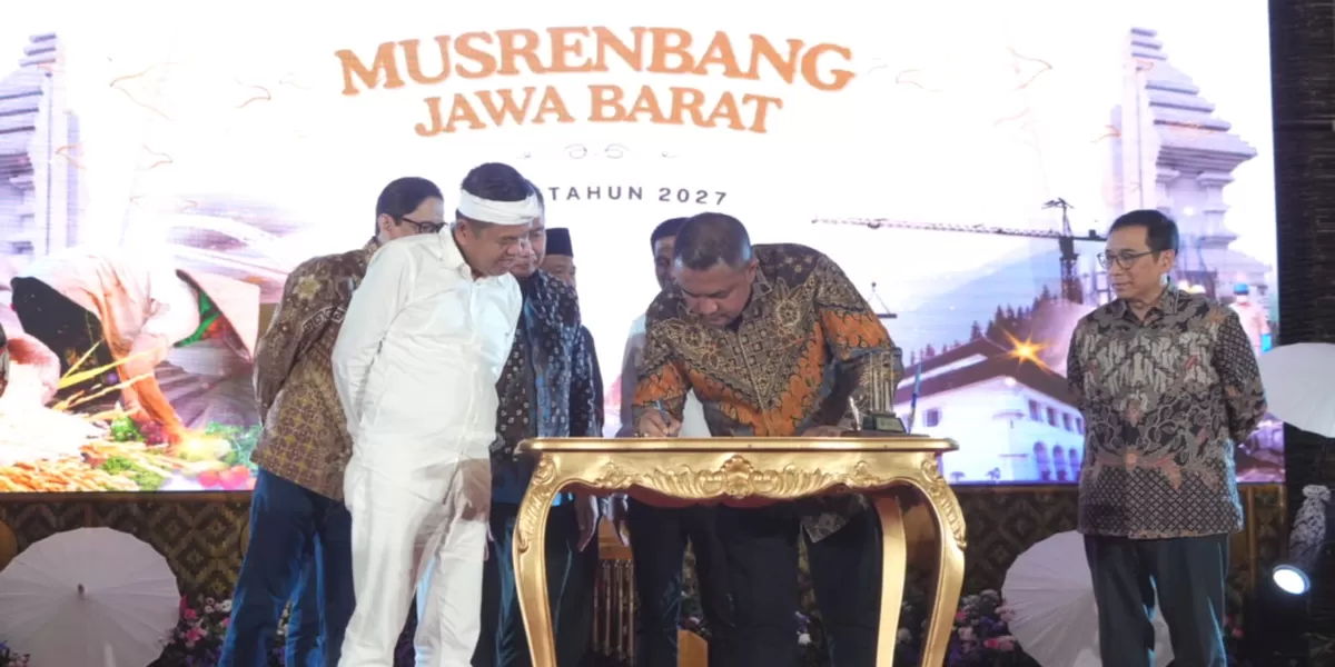 Bupati bOGOR Rudy Susmanto menandatangani PKS Sinergitas Pembiayaan Kesehatan di Provinsi Jawa Barat pada High Level Meeting Musrenbang RKPD Provinsi Jabar 2027.  (DOKUMEN PEMKAB BOGOR)