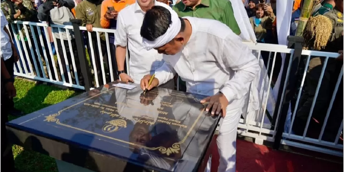 Gubernur Dedi Mulyadi saat menandatangi prasasti tanda peresmian SMAN 1 Jonggol.  (ISTIMEWA)