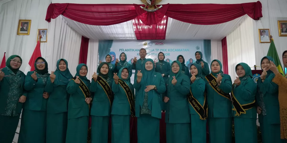 Ketua TP PKK Kabupaten Bogor, Eva Rudy Susmanto bersama ketua yang dilantik.  (DOKUMEN PEMKAB BOGOR)