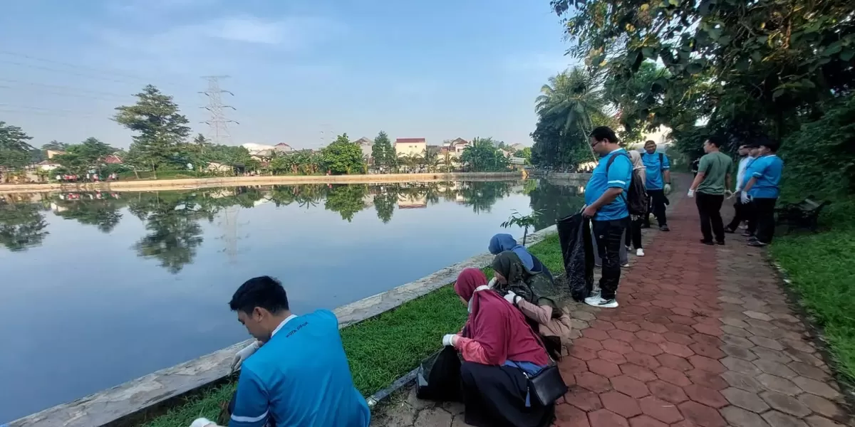 Puluhan ASN Kota Depok, membersihkan kawasan Situ Bahar, Kelurahan Sukamaju, Kecamatan Cilodong, Kamis (16/4).  (DOKUMEN PEMKOT)