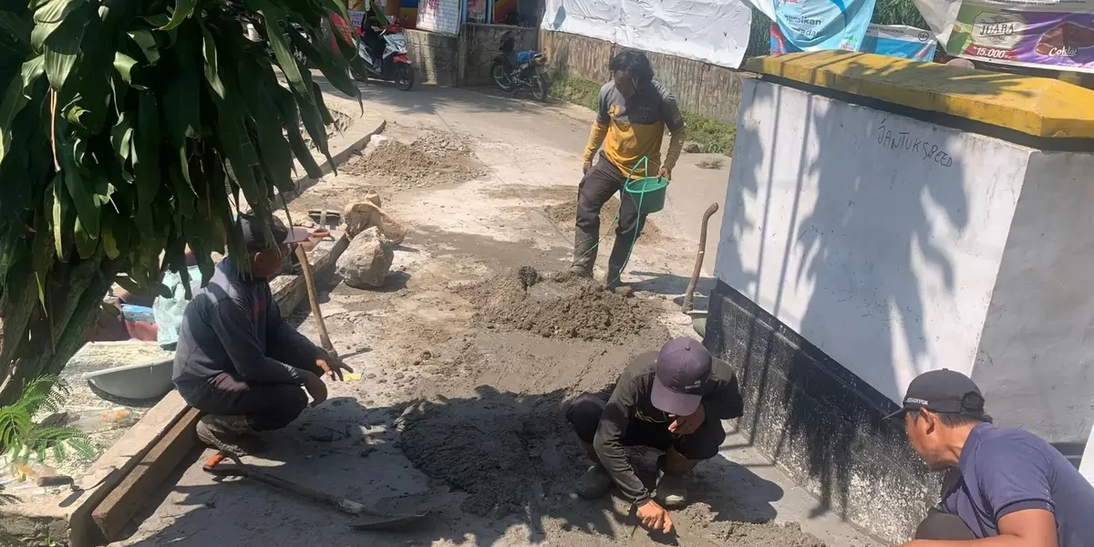 Proses perbaikan akses jalan Abdul Gani, kawasan Situ Cilodong, Kelurahan Kalibaru, Kecamatan Cilodong, Kota Depok, Kamis (16/4). (DOKUMEN PEMKOT DEPOK)