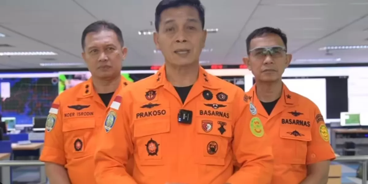 Deputi Bidang Operasi Pencarian dan Pertolongan, dan Kesiapsiagaan Basarnas, Mayor Jenderal TNI (Mar) Edi Parkoso memberikan keterangan terkait helikopter PK-CFX yang hilang kontak di Sekadau, Kalimantan Barat, Kamis (16/4/2026). (Instagram @sar_nasional)