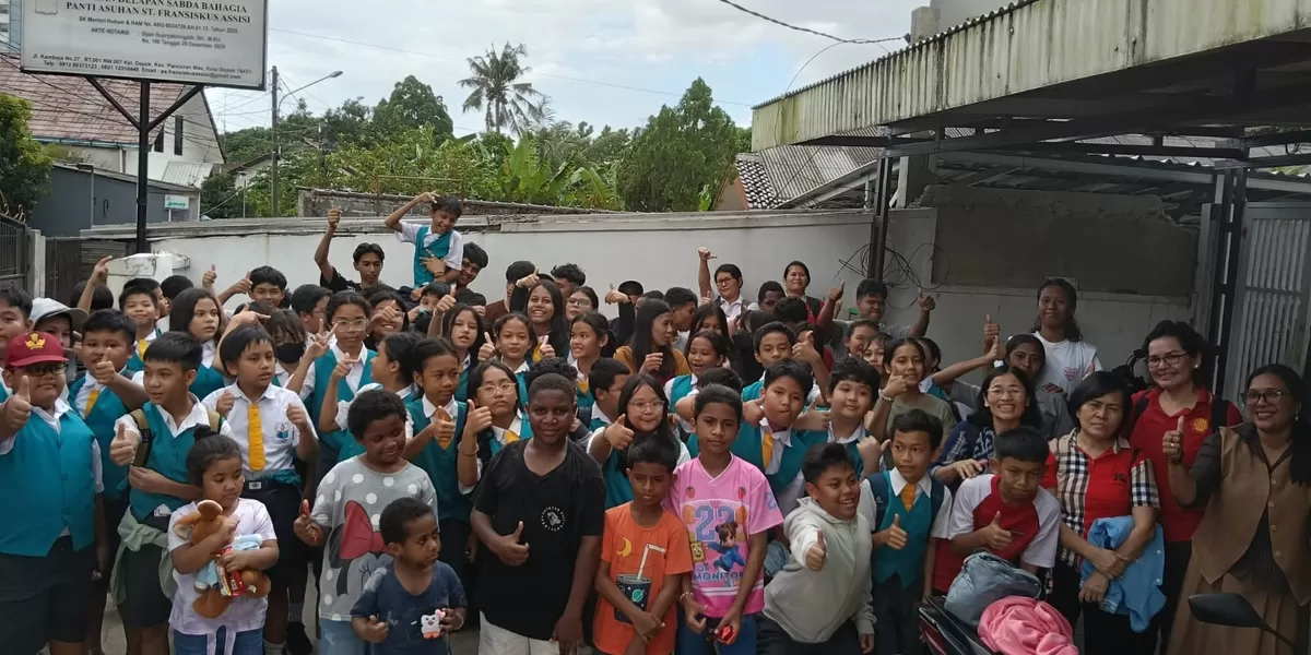 SUKACITA : Murid dan Guru SD Kwitang 8 PSKD Kota Depok saat foto bersama dengan anak-anak Panti Asuhan Fransiskus Asisi di Jalan Kamboja, Kecamatan Pancoranmas, Kota Depok.  (DOKUMEN SEKOLAH)