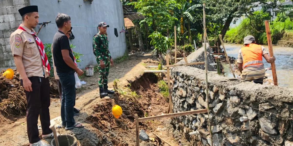 Jalan Garuda Raya RT1/7 kali Sanggrahan Kelurahan Pasir Putih, Kecamatan Sawangan, Kamis (16/4). (RISKY DWI LESTARI/RADAR DEPOK)