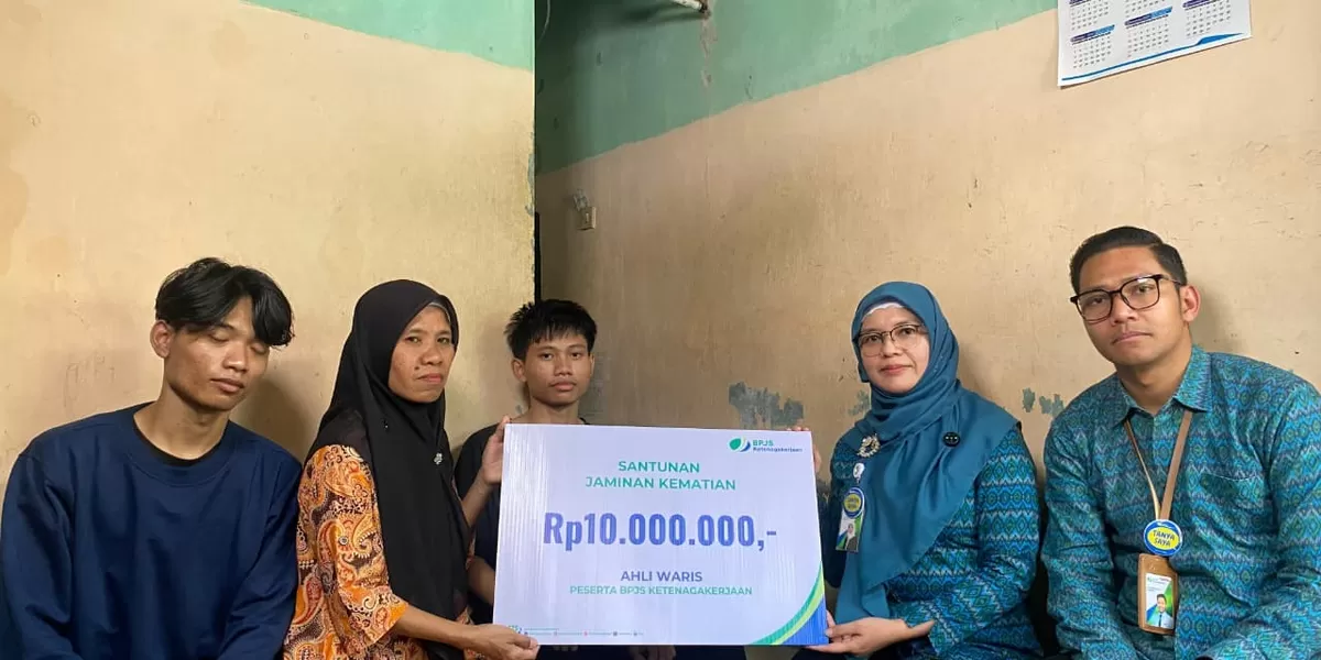 BPJS Ketenagakerjaan saat memberi santunan kepada keluarga Ojol yang telah meninggal.  (DOKUMEN BPJS KETENAGAKERJAAN)