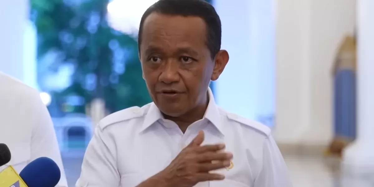 Menteri MSDM Bahlil Lahadalia ketika ditanya tentang stok BBM saat di Istana Negara pada Kamis (16/4) (Tangkapan layar Youtube Sekretariat Presiden)
