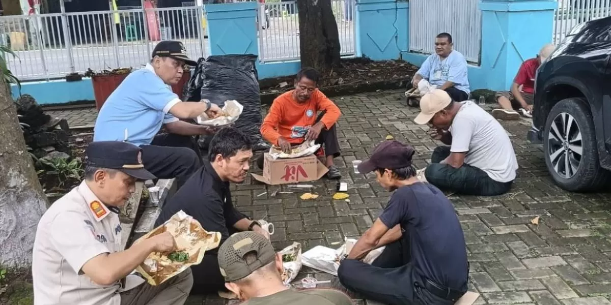 Camat Sawangan, Anwar Nasihin membaur makan bersama usai kerja bakti Operasi Bersih.  (DOKUMEN NARASUMBER)