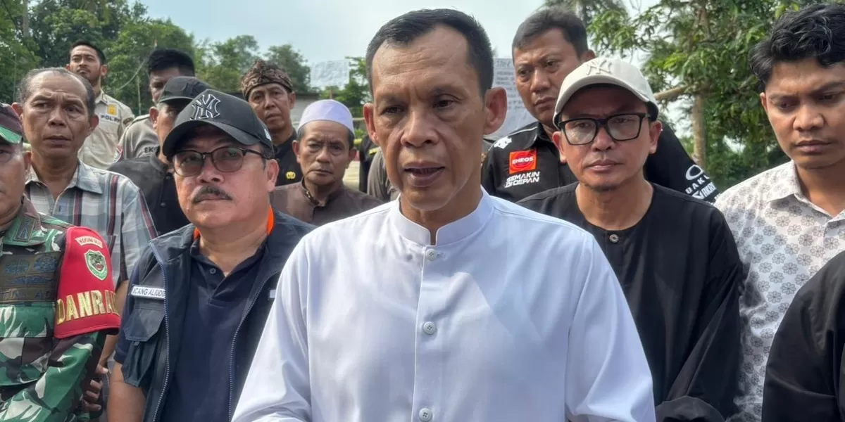 Wabup Bogor, Jaro Ade memberikan keterangan pada media disela peninjauan jembatan ambruk di Desa Gobang. (ISTIMEWA)