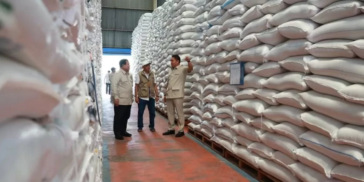 Presiden Prabowo Sidak Gudang Bulog Danurejo di Kabupaten Magelang, Sabtu (18/04/2026). (Instagram @sekretariat.kabinet)